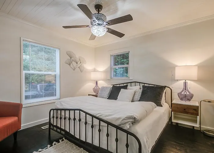 North Bend Downtown Cottage