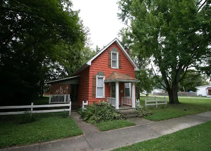 Downtown 2 Bedroom Cottage, Sleeps 6, Walking Distance To Honeywell, Downtown Restaurants, Shopping