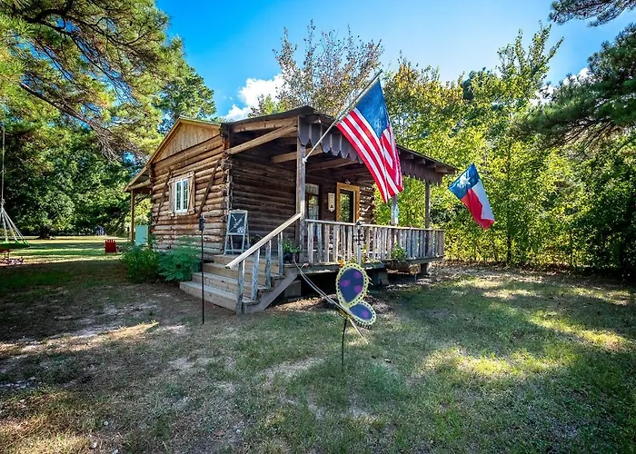 Rustic Renaissance Retreat: Tiny House Log Cabin near Houston