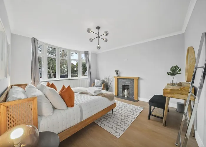 Clarence House-Windsor-Parking-5 Bed