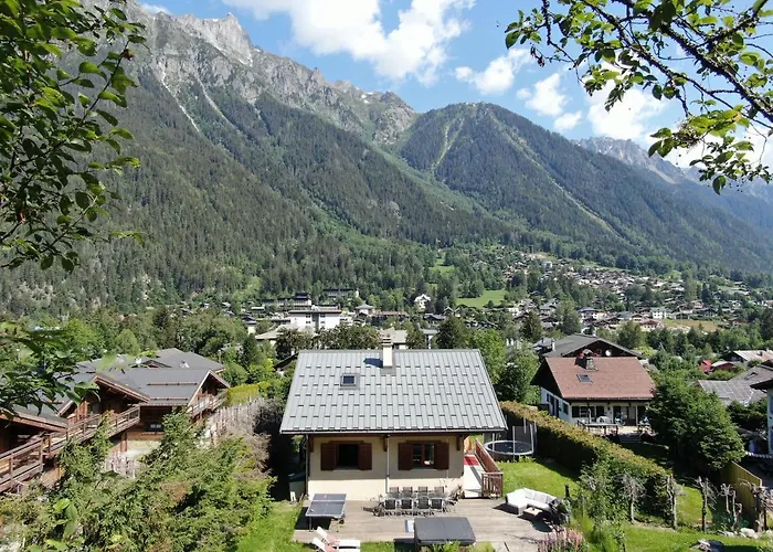 Chamonix Large Chalet, Sleeps 12, 200M2, 5 Bedroom, 4 Bathroom, Garden, Jacuzzi, Sauna