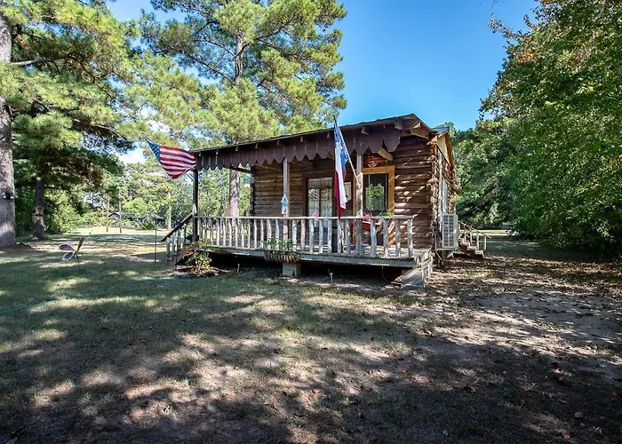 Rustic Renaissance Retreat: Tiny House Log Cabin near Houston