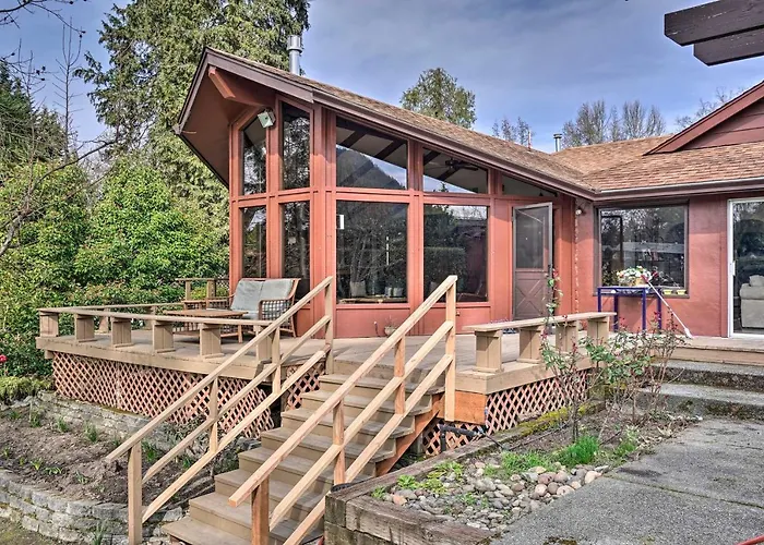 Hot Tub & Views: Spacious Getaway On Rogue River