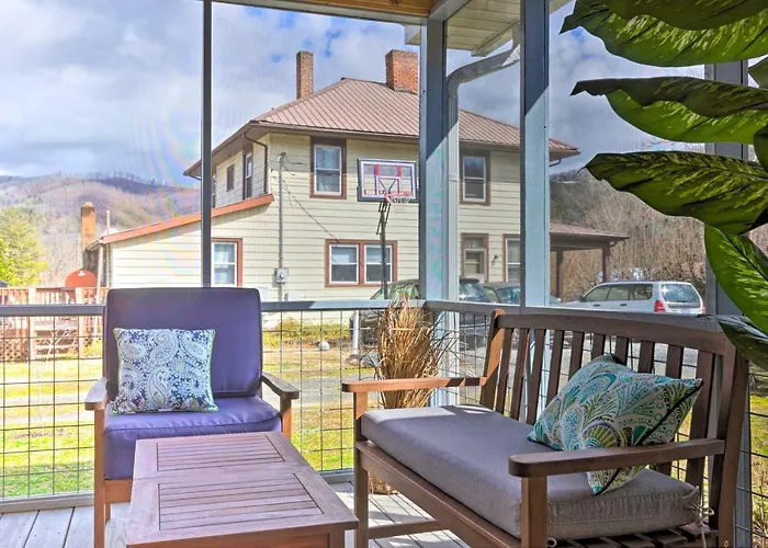 Screened Porch: 'The Rock Cottage' In Hot Springs