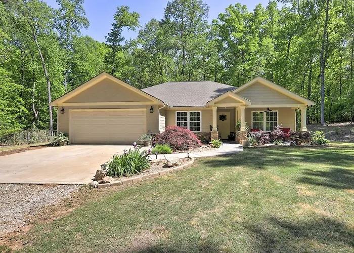 Family-Friendly Home W/ Lake Oconee Access + Patio