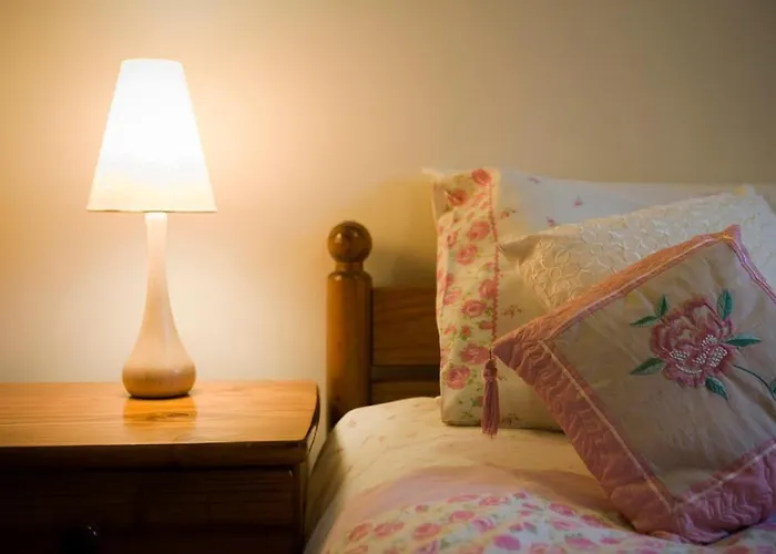 Nethercote Cottage, Kingsize Bed, Seven Springs Cottages