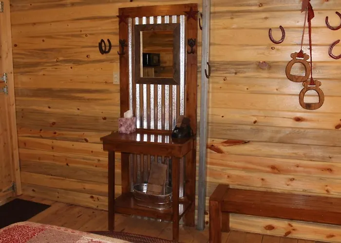 Canyonlands Barn Cabin With Loft, Full Kitchen, Dining Area For Large Groups