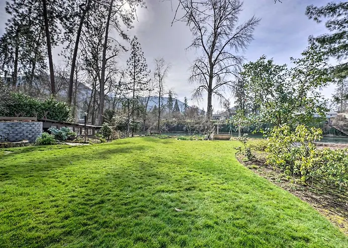 Hot Tub & Views: Spacious Getaway On Rogue River