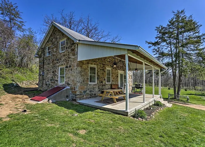 Patio & Fire Pit: Idyllic Cottage In Hellertown!