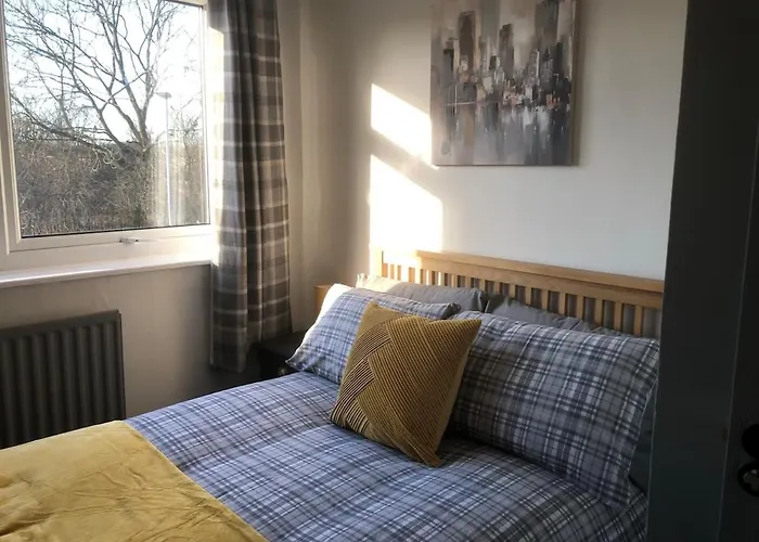 Rowan Place 5 Bedroom Off Street Parking Accommodation