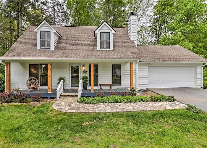 1 Mi To Downtown: Highlands Cottage W/ Sunroom