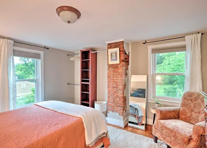 Charming Abode W/ Patio - Walk To Town + River!