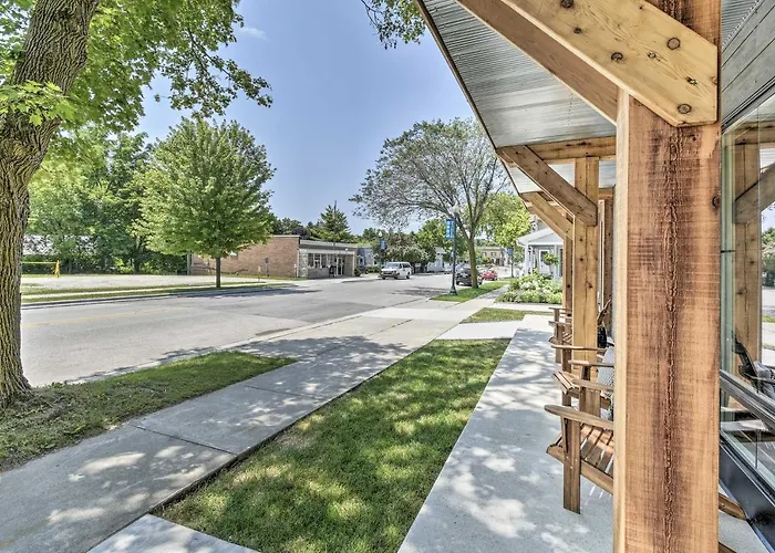 Elkhart Lake Townhome - 20 Mi To Sheboygan!