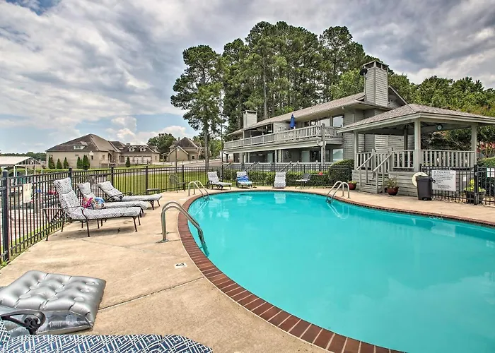 Balcony & Lake Access: Hot Springs Getaway!
