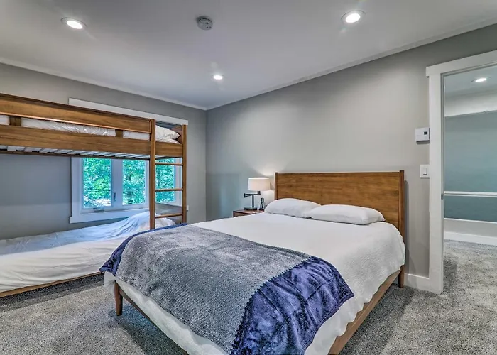 Unwind Fireside & Walk To Slopes! Poconos Getaway