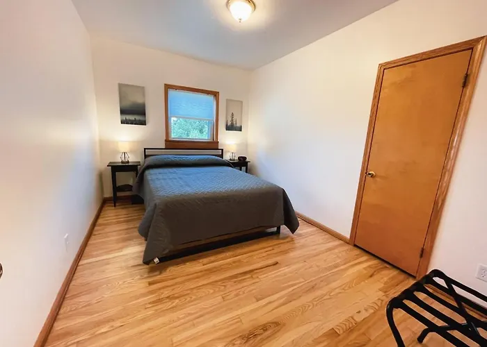 3 Bedroom Home Outside Of Berlin, Patio With Hot Tub!