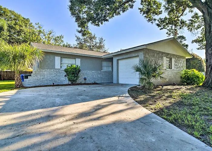 4 Mi To Indian Rocks Beach! Home W/ Screened Lanai