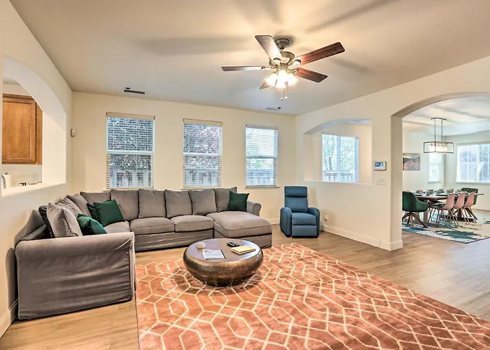 12 Mi To Riverwalk District: Quiet Reno Retreat