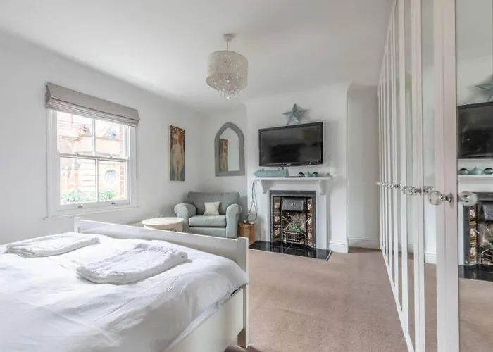 Windsor Town Centre Victorian Townhouse Sleeps 6