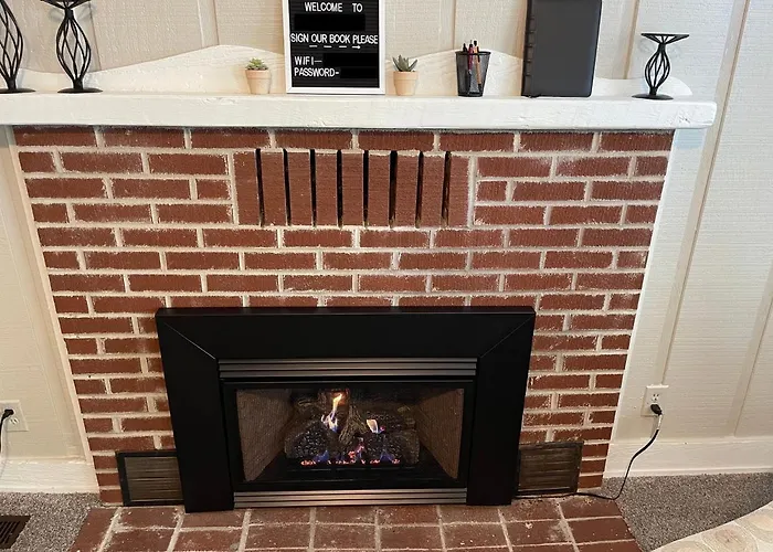 Downtown 2 Bedroom Cottage, Sleeps 6, Walking Distance To Honeywell, Downtown Restaurants, Shopping