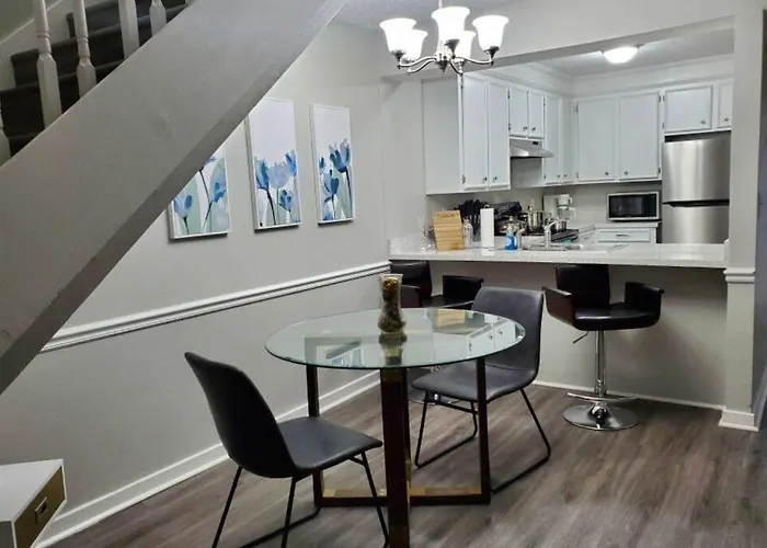 Modern Designer Townhouse 2Br Ideal For Long Stays!