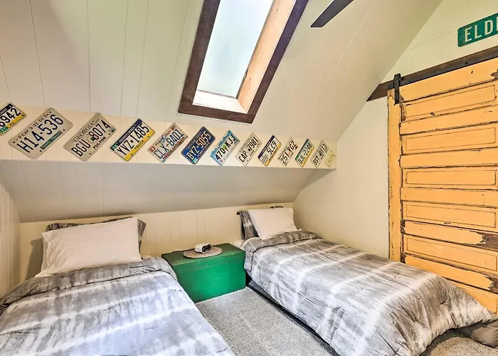 Quiet Max Meadows Cabin, 12 Acres Of Property