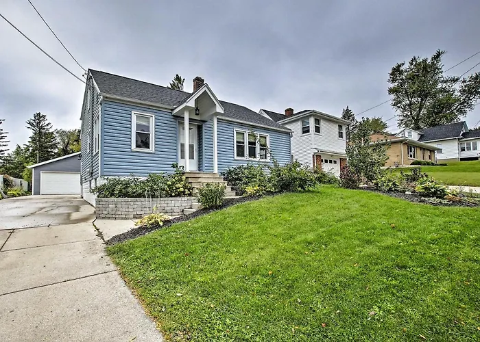 Ideal Green Bay Home < 3 Mi To Lambeau Field!