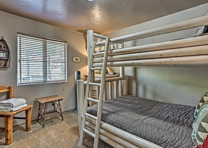Family Cabin W/ Game Room Near Hiking + Skiing!