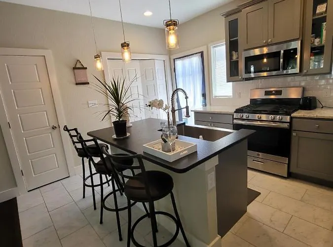 Spacious Townhouse Minutes From Downtown Sa.
