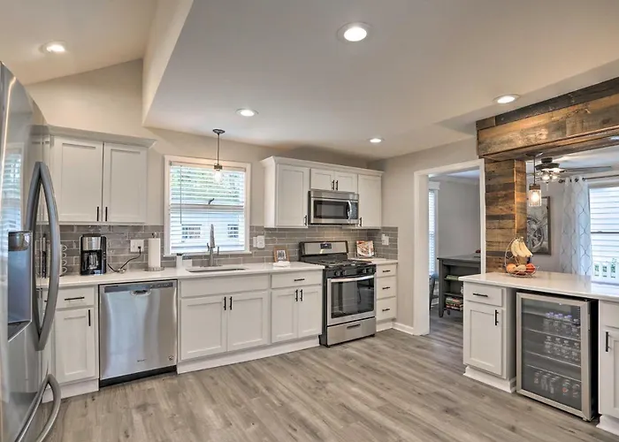 Pet-Friendly Home - 1/2 Mi To Downtown Willoughby!