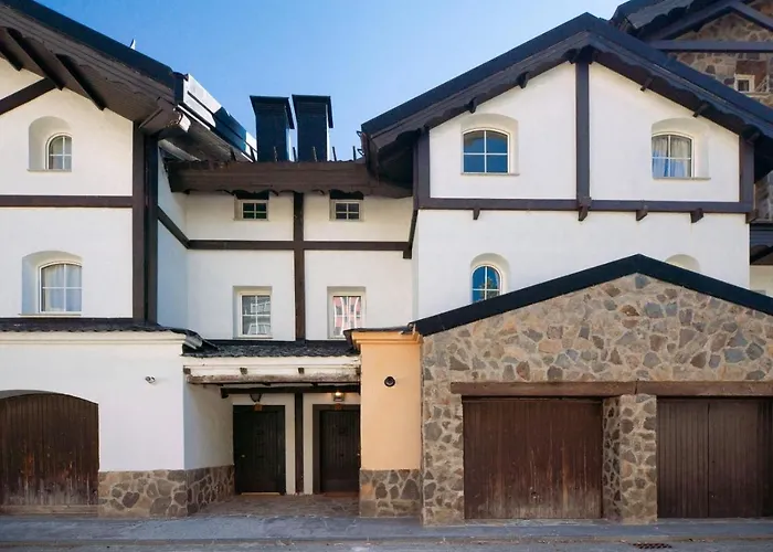 Beautifully Renovated 4 Bedroom Apt + Kid'S Room