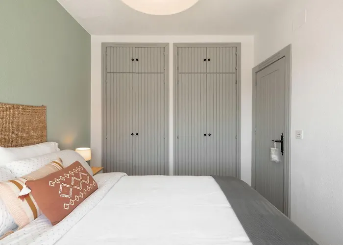 Beautifully Renovated 4 Bedroom Apt + Kid'S Room