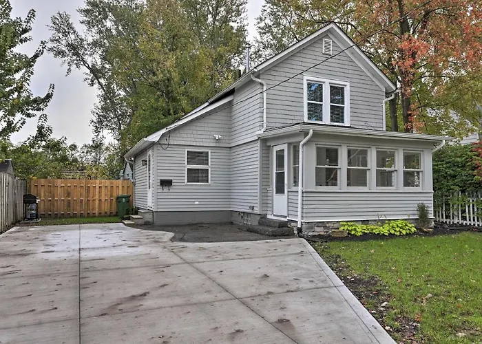 Pet-Friendly Home - 1/2 Mi To Downtown Willoughby!
