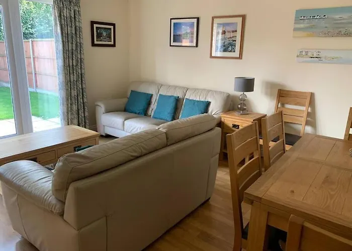 Cheerful 3 Bedroom Home Close To Beach And High St