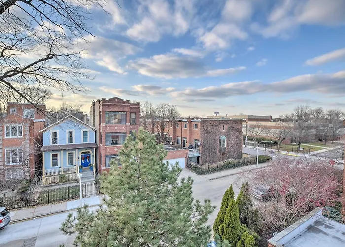 Chicago Condo W/ Balcony: Walk To Cta Stations!