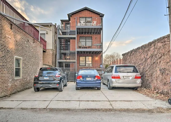 Chicago Condo W/ Balcony: Walk To Cta Stations!