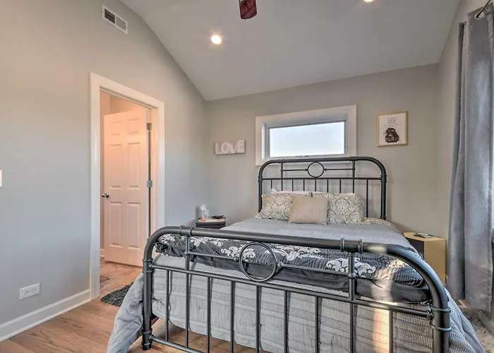 Chicago Condo W/ Balcony: Walk To Cta Stations!
