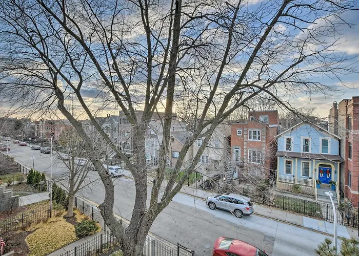 Chicago Condo W/ Balcony: Walk To Cta Stations!