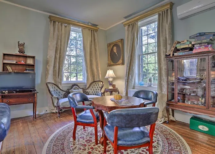 Historic Warrenton Home W/ Patio & Hot Tub!