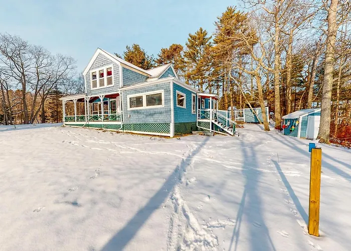 Spacious Waterfront Estate & Cabins W/ Porch, Fireplace, Kayaks & Free Wifi