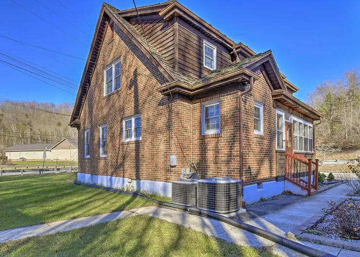 Half-Mi To Dawkins Rail Trail: Family Home W/ Yard