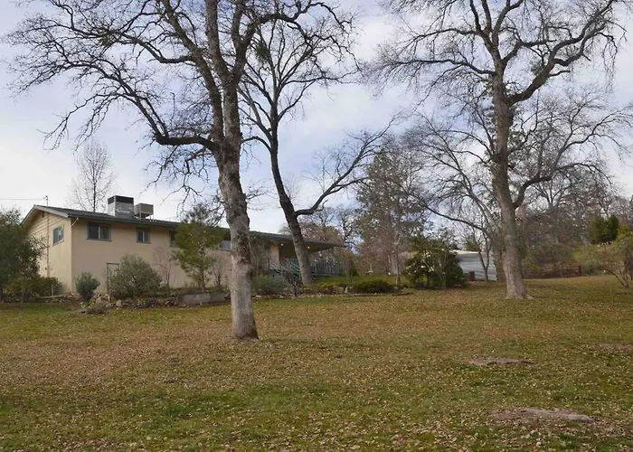 Beautiful 3 Bedroom Home Located Near Yosemite