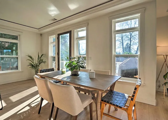 Luxe Getaway W/ Riverfront Views In Grants Pass!