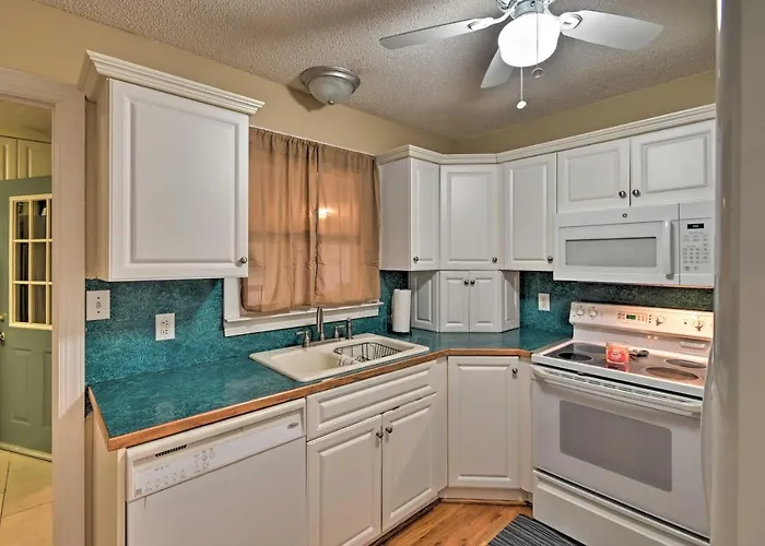 < 1 Mi To Downtown Lillington: Home W/ Deck