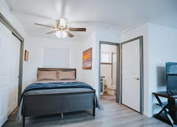 Gorgeous Upstairs Studio With Patio And Laundry