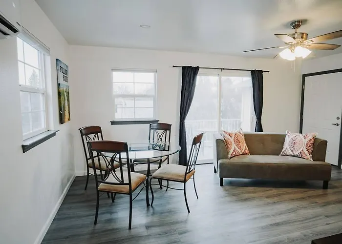 Gorgeous Upstairs Studio With Patio And Laundry