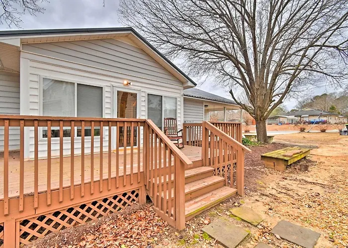 < 1 Mi To Downtown Lillington: Home W/ Deck