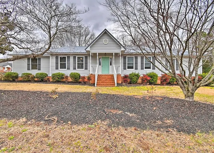 < 1 Mi To Downtown Lillington: Home W/ Deck