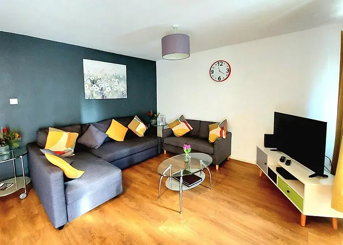 Milton House: 3-Bed Home with Free Wi-Fi and Parking in Newcastle