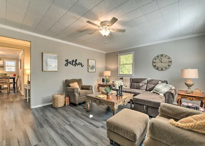 Charming Yadkin Valley Cottage W/ Deck & Yard